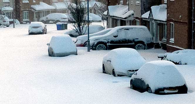 extreme weather: snowbound cars