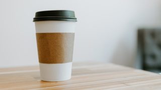A single-use coffee cup